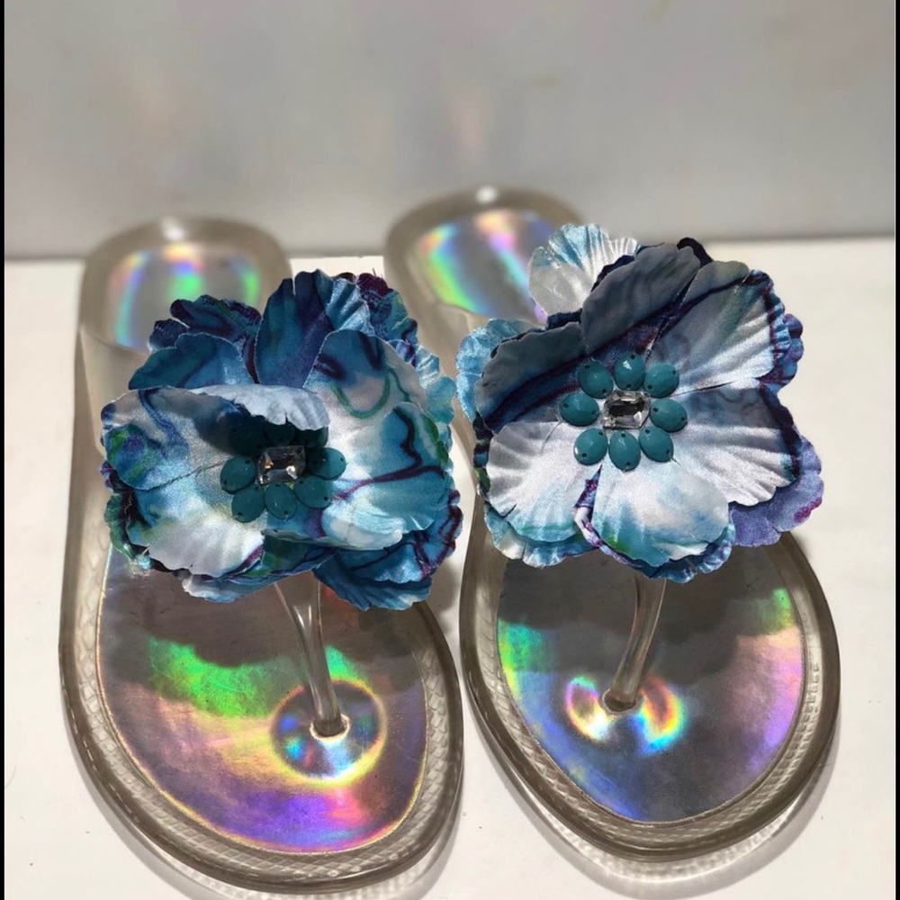 Beautiful Beach Flip Flaps BCBG size 8
